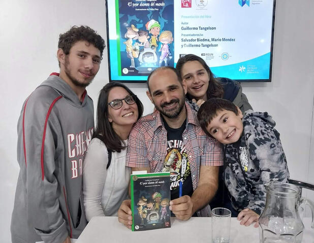 Con mi familia en la presentación de "El peor alumno del mundo".