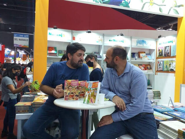 Con e querido Juan José Dimilta, en el Stand de Del Naranjo, en la Feria del Libro de Buenos Aires.