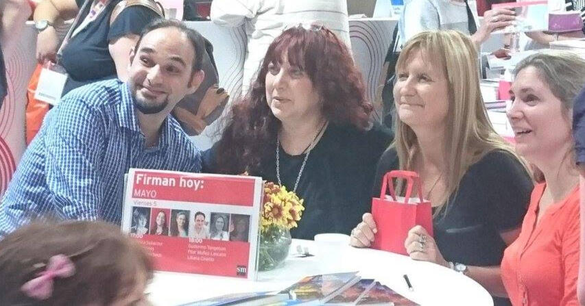 Junto a Cecilia Repetti y Liliana Cinetto firmando ejemplares de mis libros de SM.