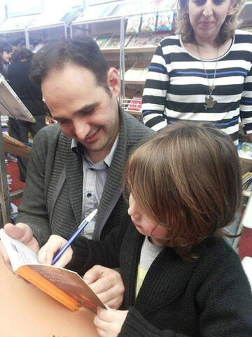 En este foto se ve a mi hijo escribir sus primeras palabras: "En el corazón de la lluvia", esa foto y ese libro son incunables.
