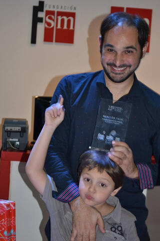 Mención Premio Barco de Vapor, Argentina con la novela "La media izquierda del campeón". Mención Premio Barco de Vapor, Argentina con la novela "La media izquierda del campeón".